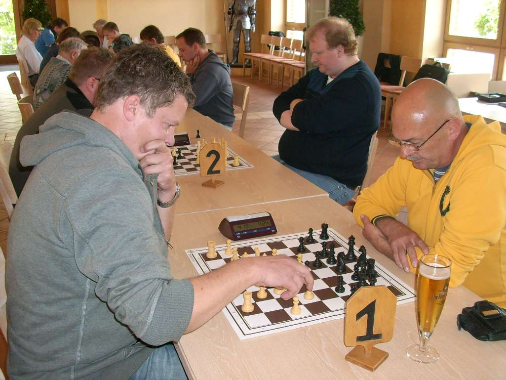 Auch am Sonntag wurde die Brauerei zur Denkfabrik. Holger Lehmann (links) war bis zur letzten Runde nicht von Tisch 1 zu verdrängen.