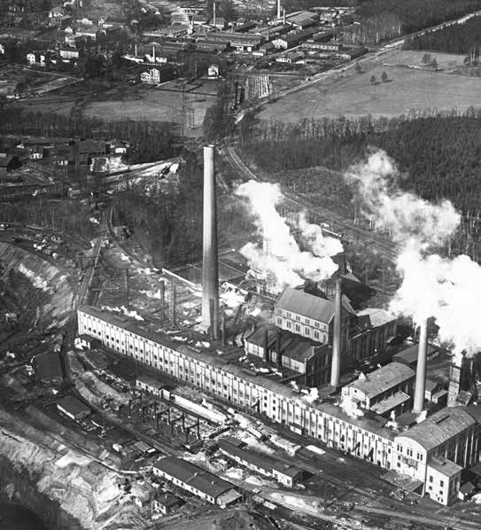 Brikettfabrik und Kraftwerk Oberhammer (Bfk 67) der Mitteldeutsche Stahlwerke AG in Lauchhammer am Rande des Tagebaus Ferdinand, um 1925 Durch den nachfolgend aufgeschlossenen Tagebau Plessa- Lauch