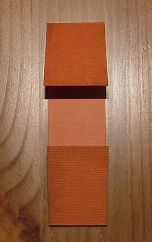 Vom orangefarbenen Cardstock ein Stück mit den Maßen 3 cm x 19 cm