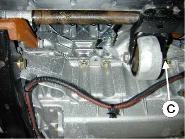 3/10 Die Kontaktflächen am Motor und am Wärmer müssen sorgfältig gereinigt werden. Die Wärmeleitpaste muss auf die Kontaktflächen des Wärmers aufgetragen werden.