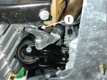 8/10 8 hyvin lämmittimen asennuskohdasta. Irrota Halterung befindet. Die Schraube mit dem vom moottorikiinnikkeen pultti (2).