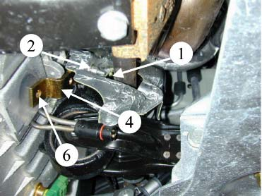 9/10 8 muttern som håller värmeskyddet över motorfästet, och böj adding the lock washer (3), the bracket (4) and the spacer (5) skyddet åt sidan. Lossa kabeln från fästet på oljetråget.