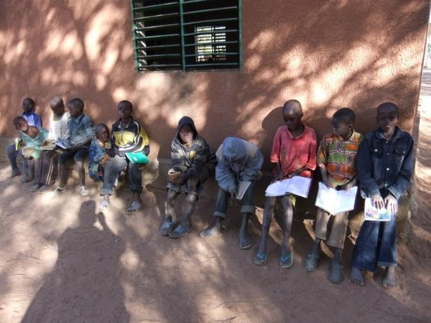 Besuch in Gando im Januar 2012, Seite 15 Erstklässler mit ihren Schultaschen (insgesamt 66 Schüler in einer Klasse) Etwas ältere