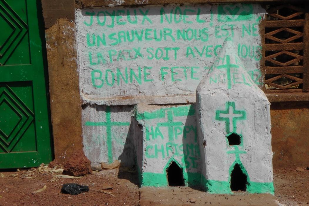 Diese kleinen Kirchen aus Lehm bauen Kinder in Garango und Tenkodogo zur