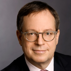 Norbert Rollinger übernimmt zum 1. Januar 2017 den Posten des Vorstandsvorsitzenden der R+V Versicherung. Er ist Nachfolger von Friedrich Caspers, der zum Jahresende in den Ruhestand geht.