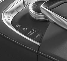 Zusätzliche Serienausstattung Mercedes-AMG S 63, Mercedes-AMG S 63 4MATIC Frontansicht Heckansicht AMG Sport-Abgasanlage schaltbar V8 BITURBO 4MATIC Schriftzug AMG Schmiederad im 1-Speichen-Design