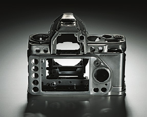 Kreativität auf neuem Niveau: Bildqualität der Spitzenklasse bei höchster Mobilität Authentisches Nikon-Spiegelreflex-Design: das kompakteste Modell der digitalen Spiegelreflexkameras im FX-Format
