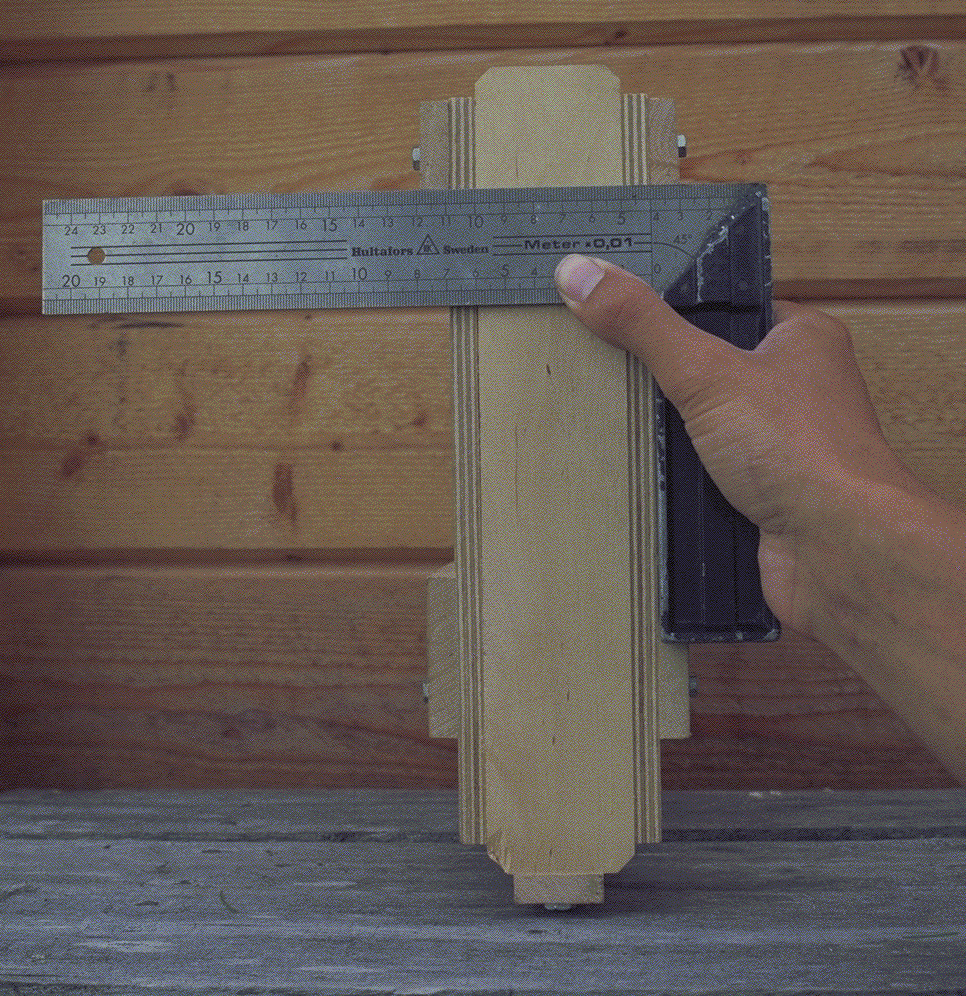 System Linus EINSTELLEN DER SYSTEM LINUS SCHABLONEN Bei 45 mm starken Dielen sollte der Schalm etwa 4-5mm tief und in einem exakten 90 Grad Winkel auf jeder Seite ausgefräst werden.