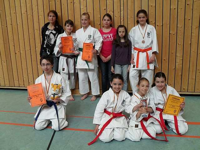 Seite 32 SG Nied erfolgreich in Hassloch Am 24.04.2010 war es soweit, 10 Teilnehmer der SG-Nied nahmen am 17. Pfälzer Karate Jugend Cup in Haßloch teil.