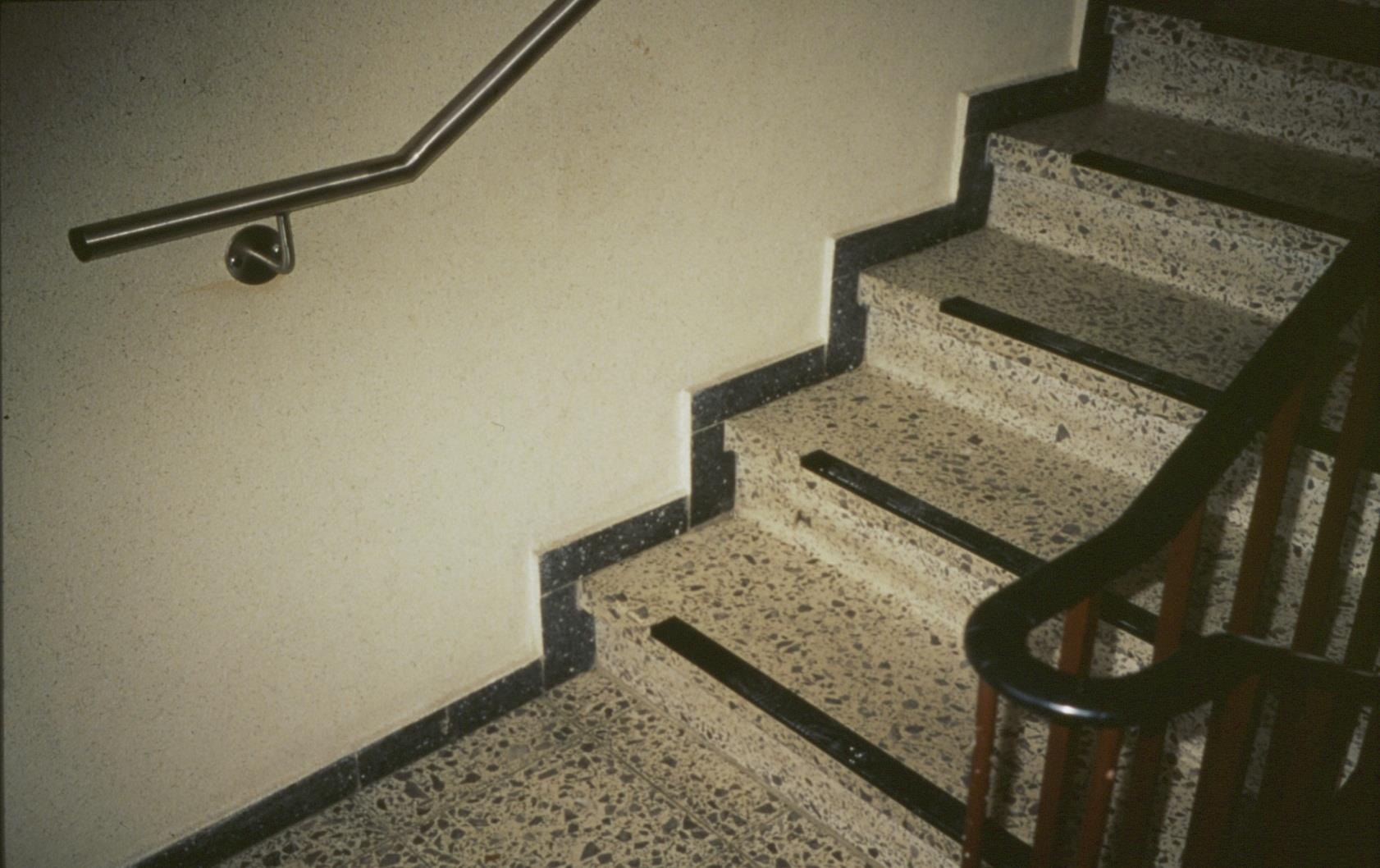 Zweites Geländer im Treppenhaus Kontrastreiche Markierung der Stufen