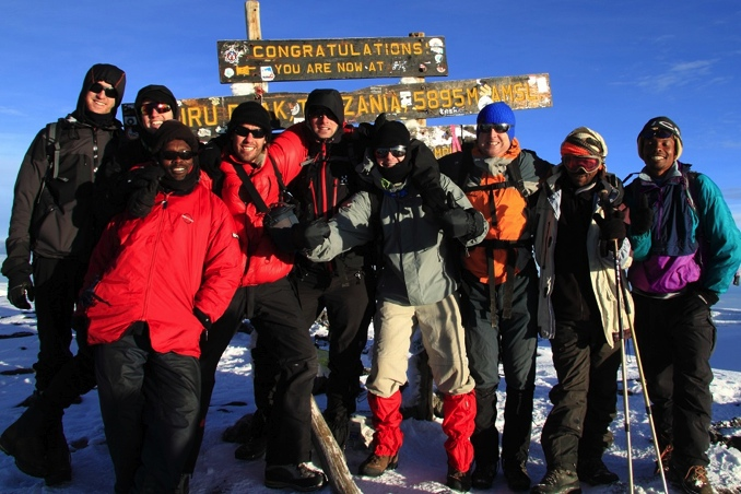 15. Tag Kilimandscharo Besteigung: Der Aufstieg über die Western Breach verlangt das Klettern über leichtes Blockgelände und Schotterhänge.