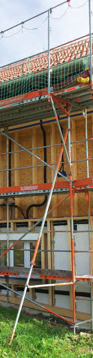 FASSADE 3.2 Aufstockungen und Anbauten Bei Aufstockungen oder Anbauten bestehen zwischen dem massiven Gebäudeteil und dem Teil in Holzkonstruktion unterschiedliche Bewegungen/Spannungen.