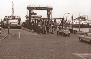 Die Geschichte der Weserfähre Bremerhaven 1994 Einbau von Torsionsverbänden am Anleger in Blexen.