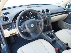 2,3 INNENRAUM 1,8 Bedienung Das Innenraumdesign und die meisten Bedienelemente wurden vom Audi A4 der letzten Baureihe übernommen.