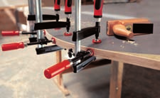 Hilfszwinge/Kantenzwinge praktisches Zusatzwerkzeug aus Temperguss Spindel verzinkt handgerechtes Holzheft rot lackiert passend für alle handelsüblichen Schraubzwingen mit max.
