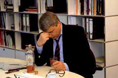 Alkohol am Arbeitsplatz ein verbreitetes Phänomen Nina Aeberhard Die Schweizerische Gesundheitsbefragung zeigt, dass einer von 20 Erwerbstätigen eine Alkoholabhängigkeit hat.