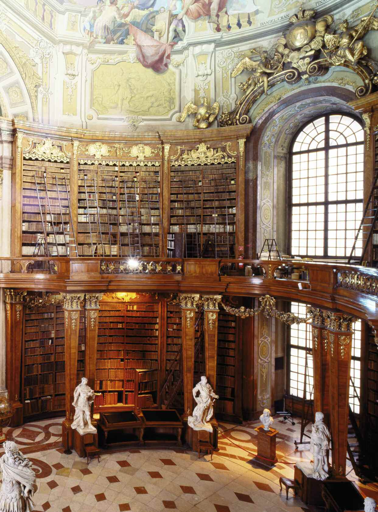 Die Österreichische Nationalbibliothek zählt zu den wertvollsten Bibliotheken der Welt. Jahrhundertelang diente sie dem Habsburger Kaiserreich als zentrales Wissenszentrum.