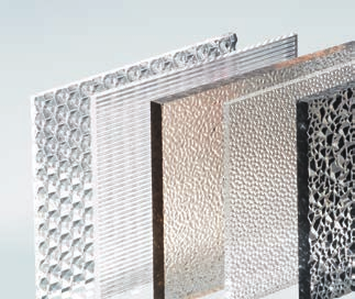Bei der Herstellung von DEGLAS GS Formatplatten wird flüssiges Methylmethacrylat (MMA) zwischen zwei Glasplatten gegossen. Das MMA polymerisiert, das heißt, es härtet aus.