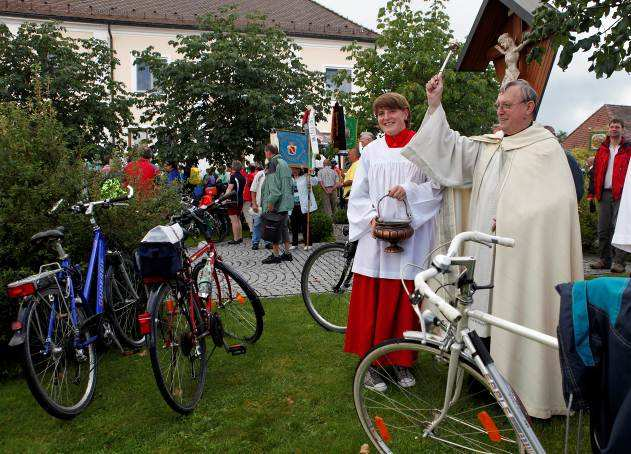 70 Im Anschluss an die feierliche Andacht segnet Pater Josef Gehrer die zahlreichen Fahrräder um die Wallfahrtskirche, bevor Landrat Weirather die jüngsten und ältesten Radler sowie die stärksten