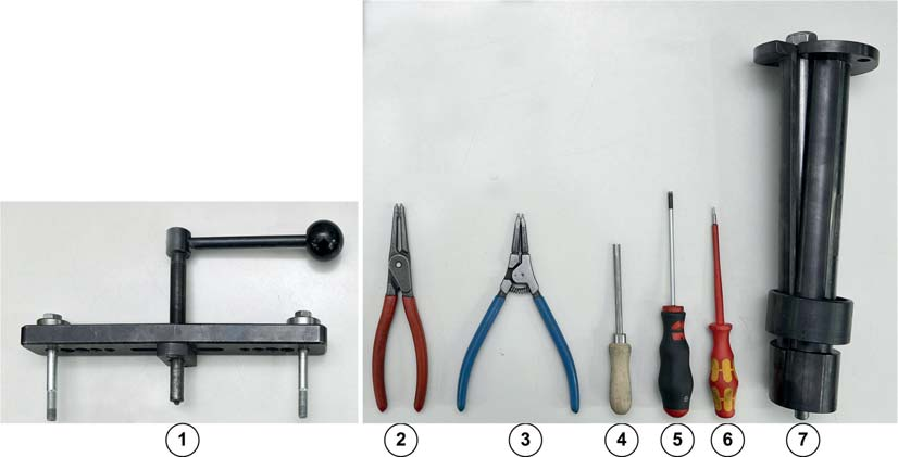 Werkzeug für die Demontage 4 Werkzeug für die Demontage Für die Demontage sind nachfolgende Werkzeuge erforderlich: 1 Balkenabzieher 2 Zange für äußeren Sicherungsring 3 Zange für inneren
