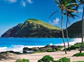 HAWAII Hawaii e Komo mai Willkommen auf Hawaii Inmitten des pazifischen Ozeans, tausende Kilometer von jeglichem Festland entfernt, erhebt sich das Hawaii-Archipel, das mit seiner enormen Vielfalt