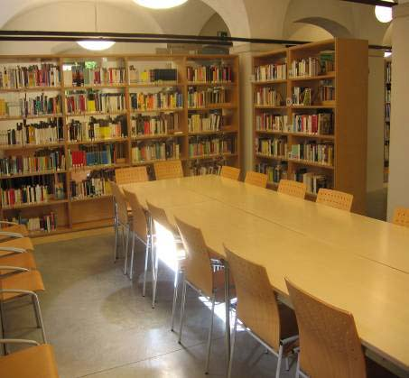 Schulbibliothek in alten Gemäuern: