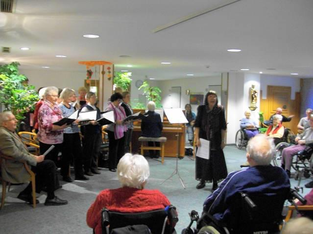 Besuch des Senioriachors Immer wieder gern gesehene musikalische Gäste in unserem Haus Ist der Senioriachor.