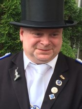 Regiments-König Ralf Antkowiak ist 51 Jahre alt Germania Kompanie Beruf: Kfz Mechaniker Hobby s: Fußball, Fortuna, Germania Kompanie und Familie Zum Schützenverein ist Ralf durch seinen Vater