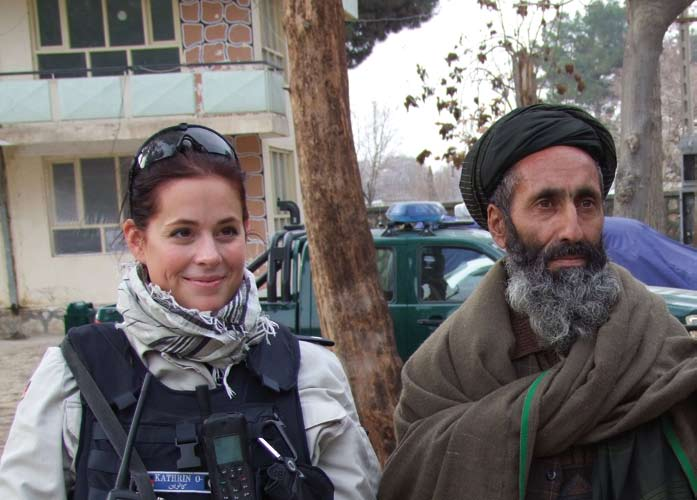 Ti t e l PK in Kathrin Pfeiffer war als erste niedersächsische Polizeibeamtin von September 2009 bis Januar 2010 in Afghanistan tätig Auslandseinsatz Polizeikommissarin aus Hannover im Einsatz in