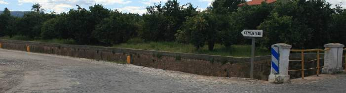 Von Carcaixent zum ad mediterraneum Gedenkhain Gleich beim Eingang zu Carcaixent folgt man dem Wegweiser "Cementeri" und biegt in die zweite Strasse, die nach rechts führt, ab.
