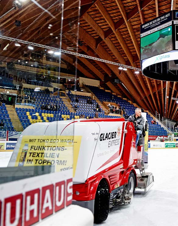 DER EISMANN Auf der 1800 Quadratmeter großen Eisfläche in der Vaillant-Arena, dem Heimstadion des HC Davos, ist Markus Caviezel auf seiner weiß-ferrariroten Maschine als einer von vier Eismeistern