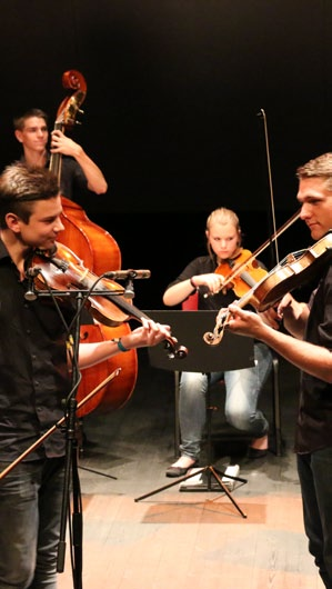 EIGENE PROJEKTE 2015 Bluestrings Schüler-Streitschlichtung Knete, Konsum, Kosten & Kredit Die Bluestrings sind ein deutschlandweit einzigartiges JugendJazzStreichorchester.