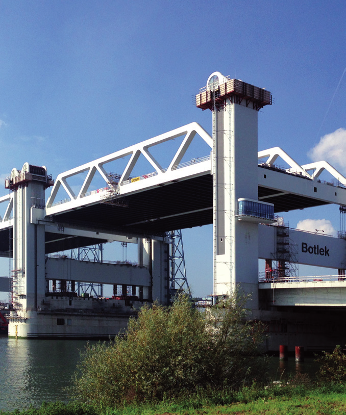 Hubbrücke Botlek Ein Projekt wie die Doppelhubbrücke Botlek im Hafen von Rotterdam, stellt erhöhte Anforderungen an Werkstoff und Schweißtechnologie beim Erstellen und Schweißen der Stahlkonstruktion.