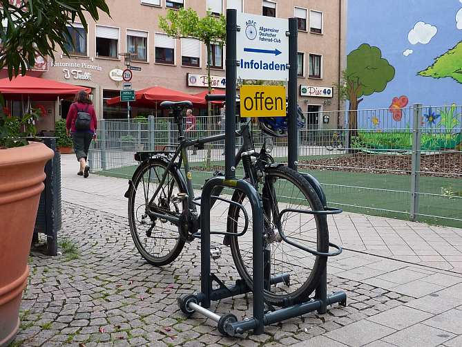 2.3 Einkaufen und Dienstleistungen Bodensee-Apotheke (Ehlersstraße) Die beiden Fahrradparker des bewährten Typs beta focus sind seit vielen Jahren direkt am Eingang aufgestellt.