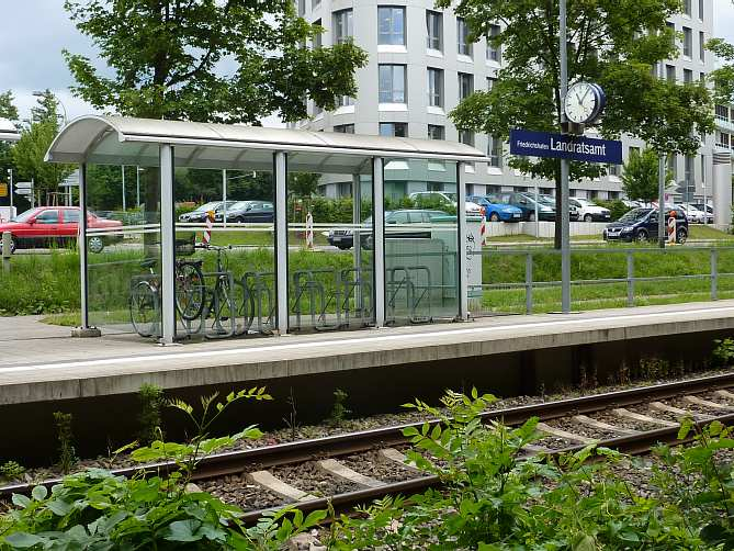 2.5 Öffentlicher Verkehr (bike & ride) Abstellanlagen Stadtbahnhof An der überdachten Abstellanlage am Gleis 1 (Bild) und auf der Nordseite am Franziskuszentrum wurden im Jahr 2003 die ersten