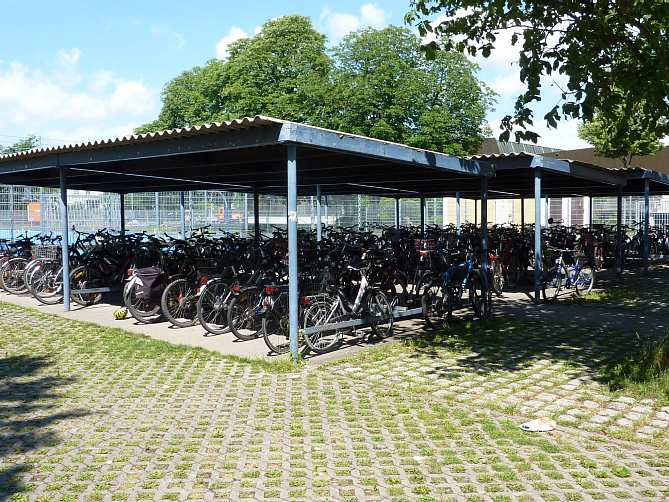 2 Beispiele von Fahrradabstellanlagen in Friedrichshafen In der folgenden Dokumentation werden Fahrradabstellanlagen in Friedrichshafen für verschiedene Einrichtungen und Nutzungen exemplarisch mit