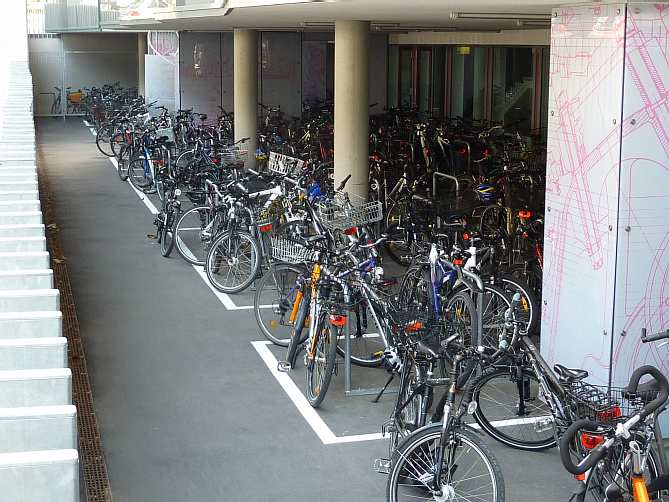 Karl-Maybach-Gymnasium (Maybachplatz) Das Dauer-Provisorium am Maybachplatz mit seinen Felgenfressern und fehlender Überdachung ist keine angemessene Abstellanlage für Fahrräder.