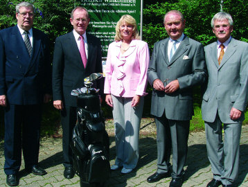 2 3 Just an diesem Tag Landrat und Golfclubmitglied Hermann jährte sich die seit Bröring, die erste Bürgermeisterin der Stadt 1979 andauernde Lingen, Ursula Haar und der Ortsbürger- Spielführertätig-