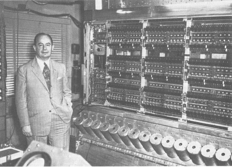 Folie 12/207 Externe Rechnerarchitektur das Von Neumann-Modell (1) Fast alle der heute üblichen Rechner gehen auf den Von Neumann-Rechner mit folgenden Eigenschaften zurück: 1.