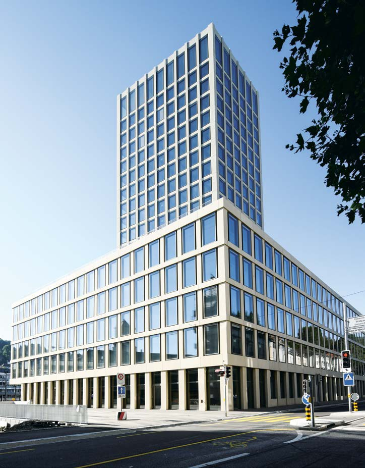 12 13 FACHHOCHSCHULE ST.GALLEN Sockel und Turm der Fachhochschule St.Gallen formen einen hybriden Baukörper, der zu einem neuen Wahrzeichen der Stadt St.Gallen avanciert ist.