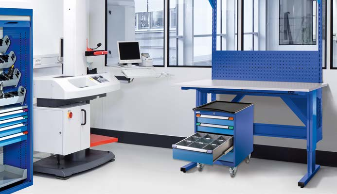 alle APS umfärben in Taubenblau Variabel und ergonomisch Basis der Einzelarbeitsplätze ist das höhenverstellbare Tischgestell.