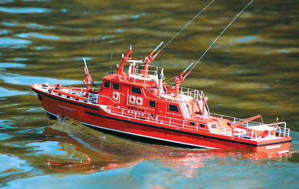 actuell clubmagazin Zu Wasser Feuerlöschboot DÜSSELDORF der Backbordmotor mit dem linken (Kanal 4) gefahren.