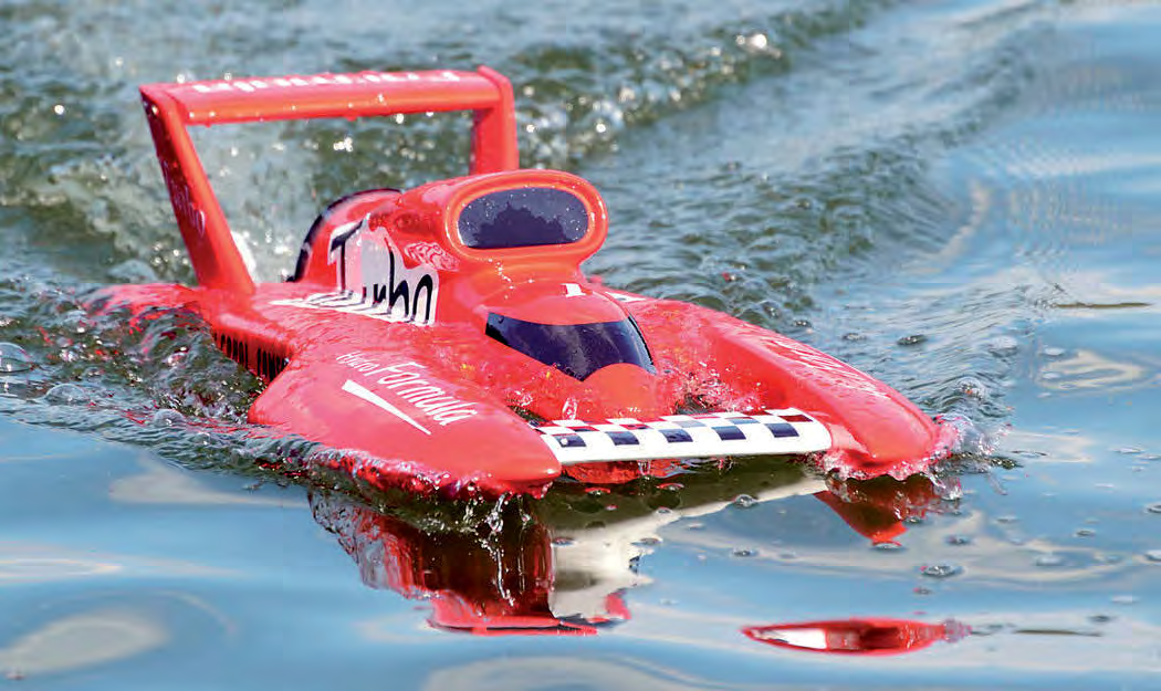 Zu Wasser Hydro Formula ARR Vorbildliches Design zeichnet das Reely-Modell eines Höchstgeschwindigkeitsbootes aus.