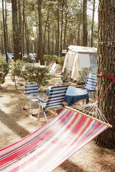 Standplatz Emplacements de camping Chalet 5/7 Pers. pers. Le Lodge 4/5 Pers. pers. Cottage Azur 6/8 6/8 Pers. pers. Cottage Alizé 66 Pers. pers. Cottage PMR 4/6 Pers. pers. Cottage Océan 4/6 4/6 Pers.