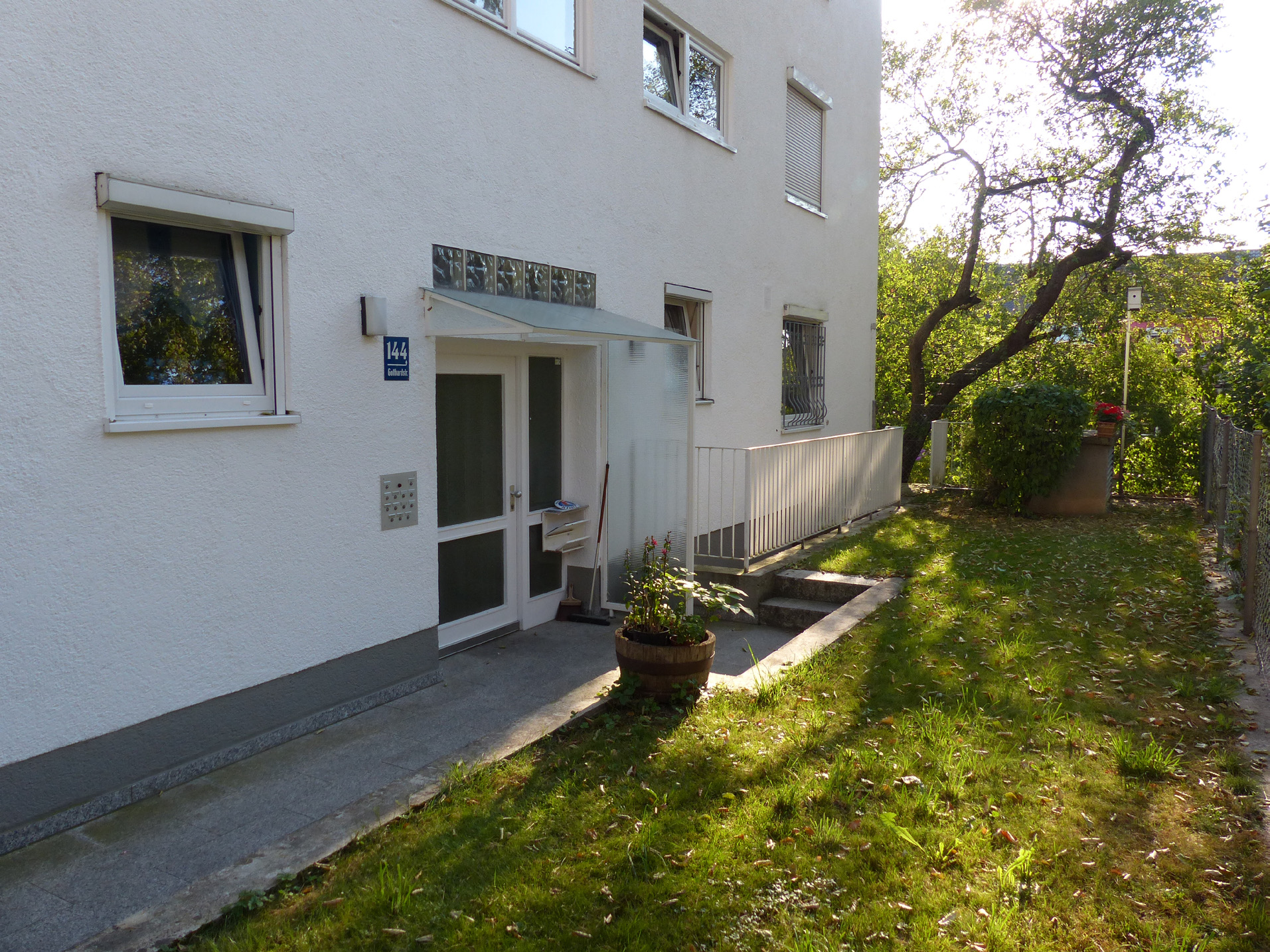 Hauseingang auf der Rückseite des Gebäudes Reales GmbH Rosental 5 Tel. +49.(0)89.260 57-57 www.reales.