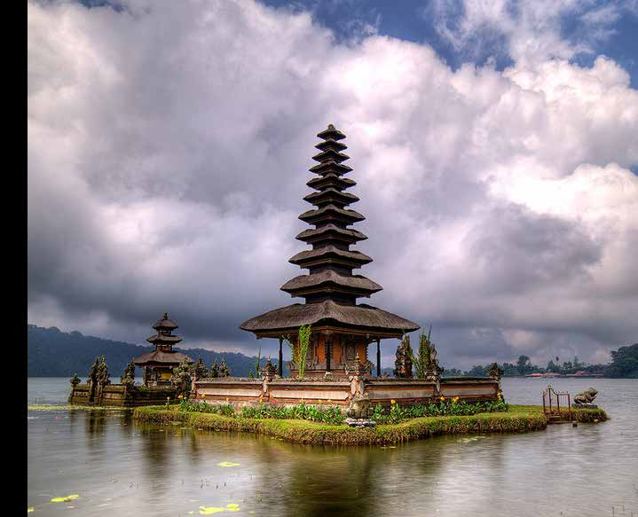 Pura Ulun, Bali Im Norden Balis, etwa 20 Kilometer von Lovina entfernt, liegt der Bratan-See.