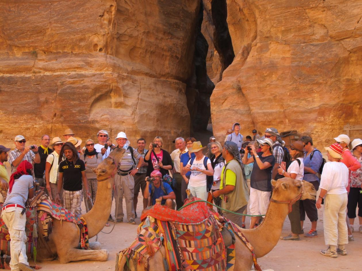 der Mosesquelle bei Wadi Musa nach Petra leiteten. Auf dem Weg zum Theater sahen die Pilger Dutzende von in den Fels gehauene Gräber auf beiden Seiten.