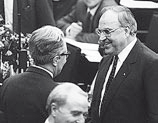 Bundesregierung Bundesregierung Herausforderer Hans-Jochen Vogel (SPD) gratuliert Helmut Kohl (CDU) zur Wahl zum Bundeskanzler, Bundestag, Bonn, 1983 Wolfgang Schäuble (CDU, mit erhobener Hand) wird