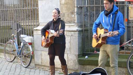 16.30 Uhr unterwegs: Rechte: WDR Weihnachtliche Stimmen Beliebteste Straßenmusiker singen bei uns Souverän haben sie sich im vergangenen Jahr den Titel Beliebteste Straßenmusiker 2013 bei uns