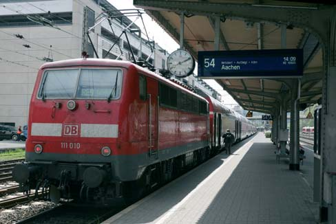 Mittelhessen aktuell Mit 4 Minuten Verspätung trifft der Zug der Hessischen Landesbahn (rechts) um 14.09 Uhr in Siegen ein onieren.